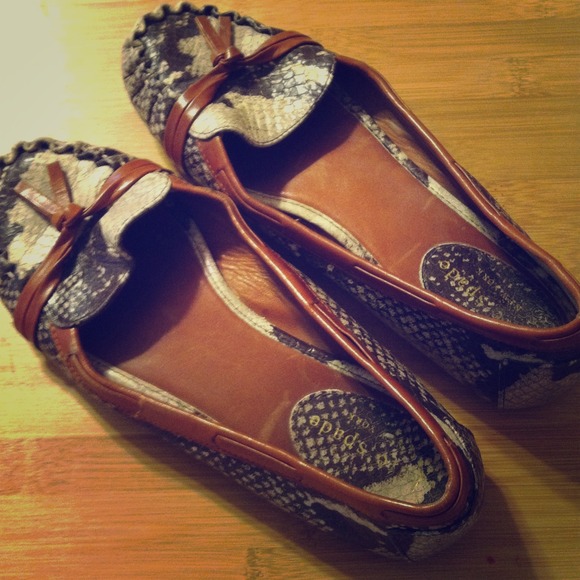 **@lenavn91** Kate Spade snake patterned mocs