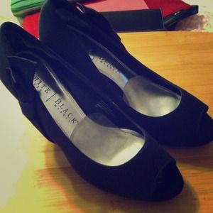 **@luzoseg** Black satin peep toe heals