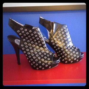 Black heels:) size 9