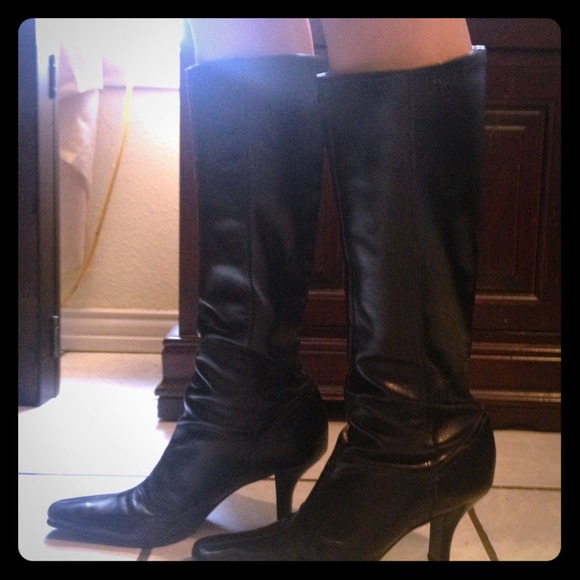 2 black boots and 1 black pair of flats! 🎀