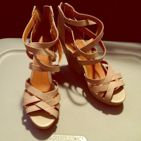 Lucky nude high heel