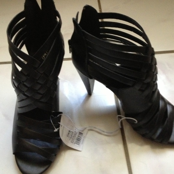 REDUCED 💲Black strappy heels