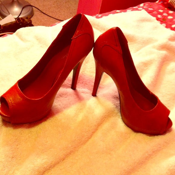 Beautiful red pumps. 👠