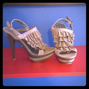 Fun grey heels:)💜💙