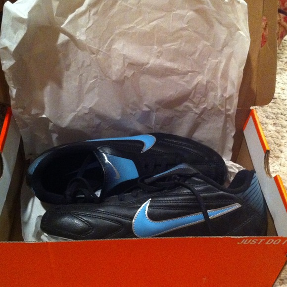 Women's soccer cleats size 9, brand new