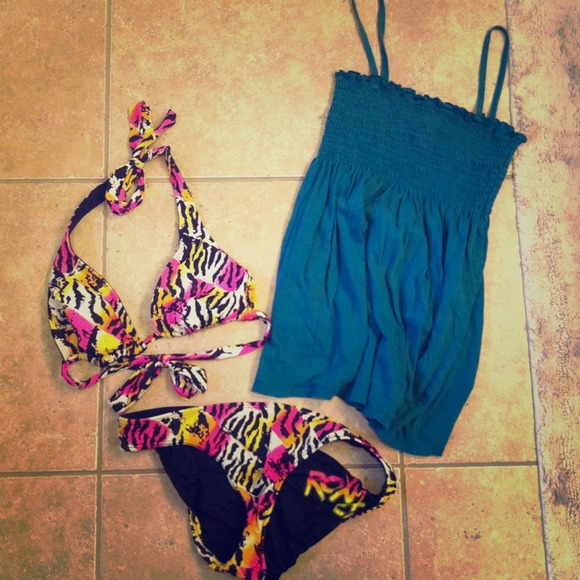 SOLD IN BUNDLE!! Roxy Medium Reversible Bikini