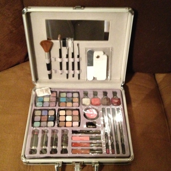 Other - Reserved for klassie 51 Makeup and nail case