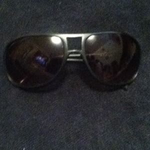 Black aviator sun glasses