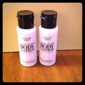 (2) Victoria secret body lotion!🎀