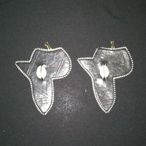 Black earrings with a cowry shell in the middle.