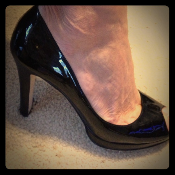 Black peep toe pump. - Picture 1 of 3