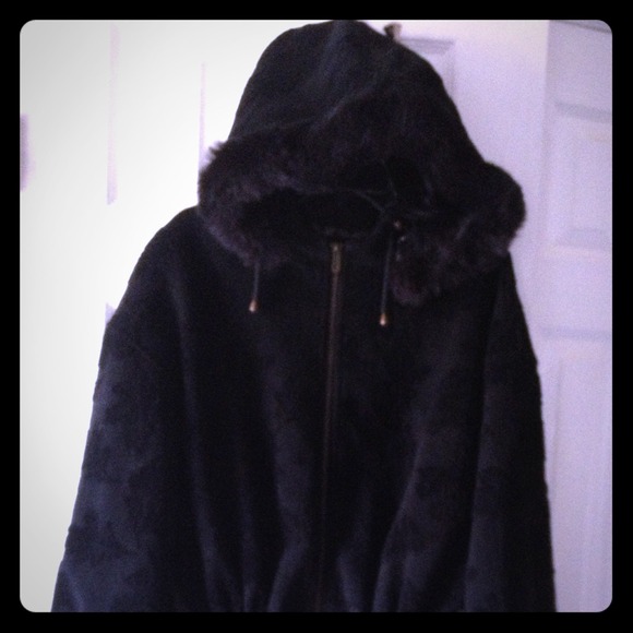 Black hooded tsunami sport after ski jacket.