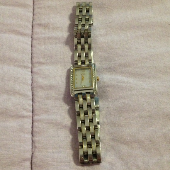 Pretty Citizen watch w mother of pearl face