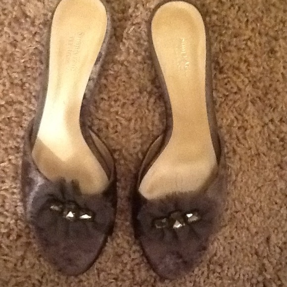 Jeweled Vera Wang kitten heels - Picture 2 of 2