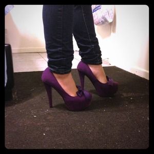 Purple red-bottom pumps with bow