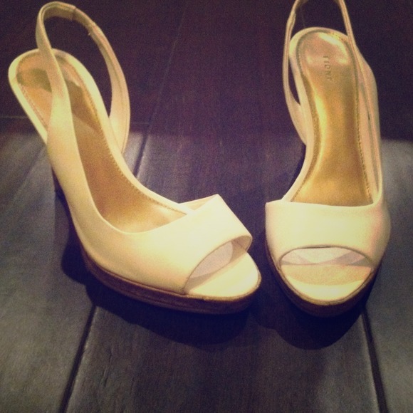 *SOLD IN BUNDLE*Fioni White Open Toes Heels