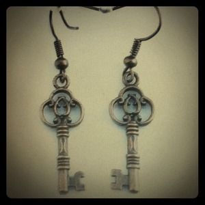 Jewelry - Bronze Vintage Goldtone Key Dangle Earrings NEW Jewelry - Bronze Vintage Goldtone Key Dangle Earrings NEW