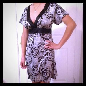 Guess silk inspired dress cutout back size Small