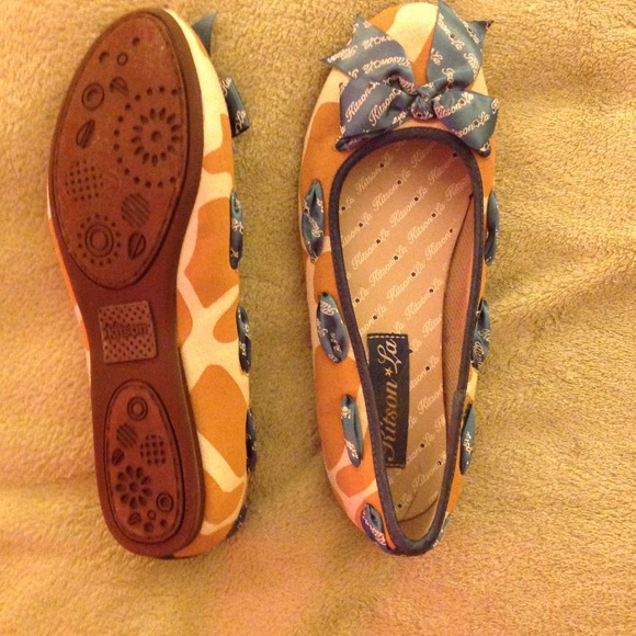 Size 7 Kitson LA flats, like new