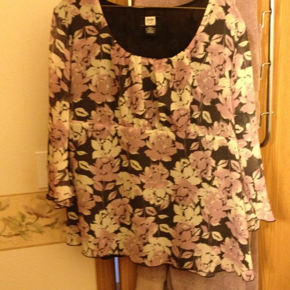 Beautiful lined top with floral print.Size 18/20