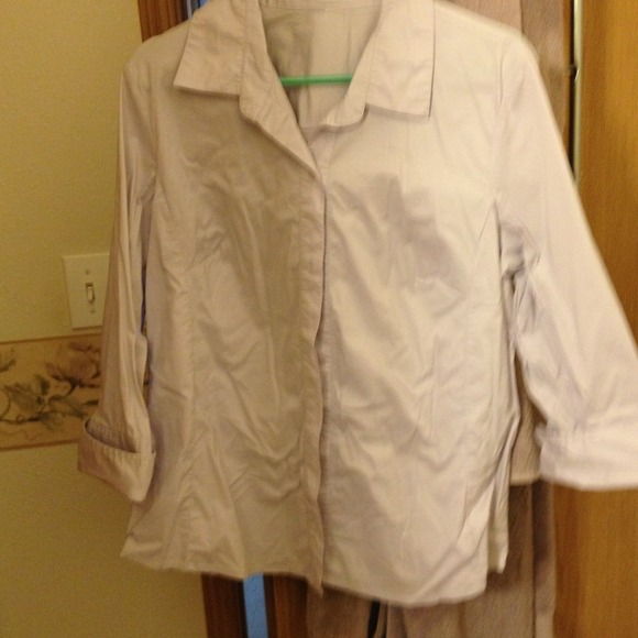 Light purple button up blouse 2x . Never worn.