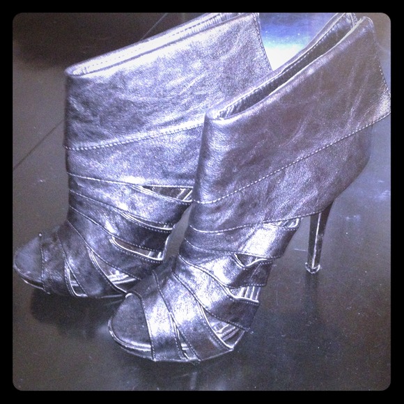 ⬇Black open-toe booties. - Picture 1 of 3