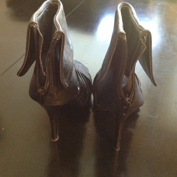 ⬇Black open-toe booties. - Picture 2 of 3