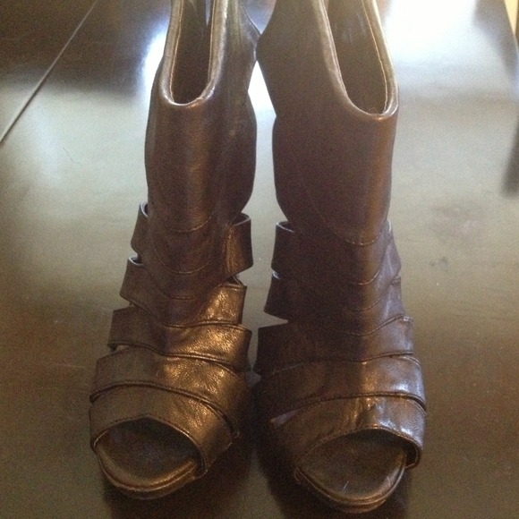 ⬇Black open-toe booties. - Picture 3 of 3