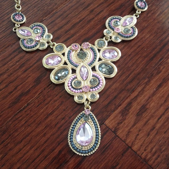 ☀SOLD BUNDLED☀☀☀Gorgeous necklace