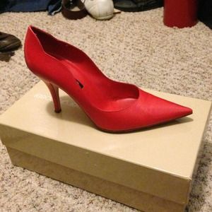 Scallop top red pumps