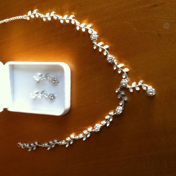 Flower necklace set