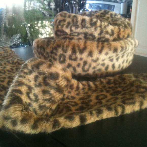 Liz Claiborne leopard fur print hat and scarf