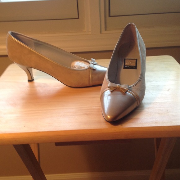 Pretty suede and patent leather pumps