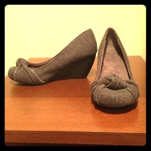 Grey cloth wedges with zipper design