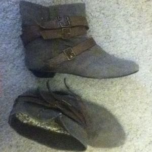 Short dark grey boots