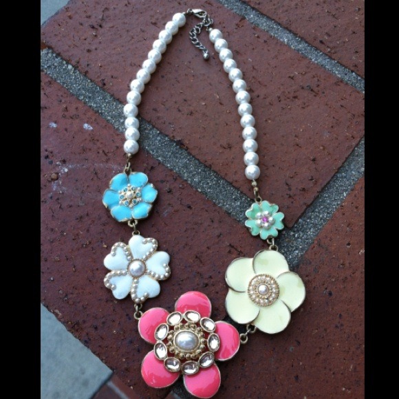 💰sold in bundle💰Floral statement necklace.