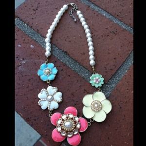 💰sold in bundle💰Floral statement necklace.