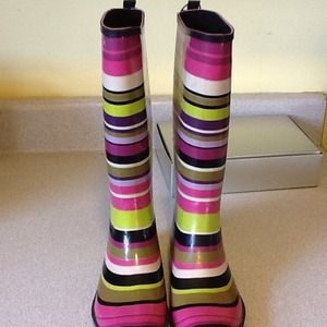Bundle for bhamze! Rain boots and guess shoes:)