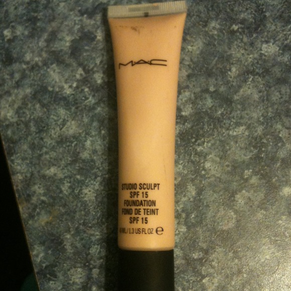 💰SOLD💰M.AC Studio Sculpt SPF 15 Foundation NC 25