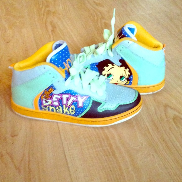 Fetti Betty shake shoes