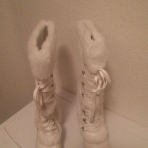 White boots w fur