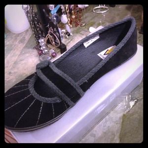 Black flat shoes