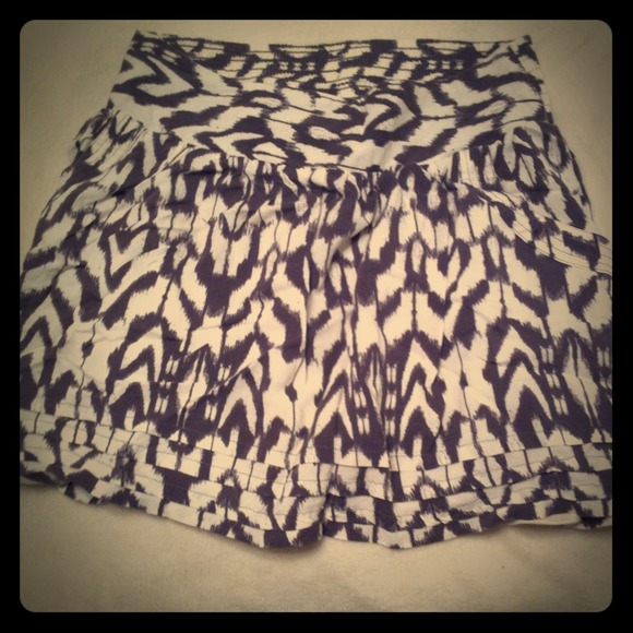 *SOLD*Grey & White Small Pattern Skirt - Picture 1 of 1