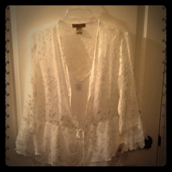 Brand new White scalloped sleeved blouse - Picture 1 of 3
