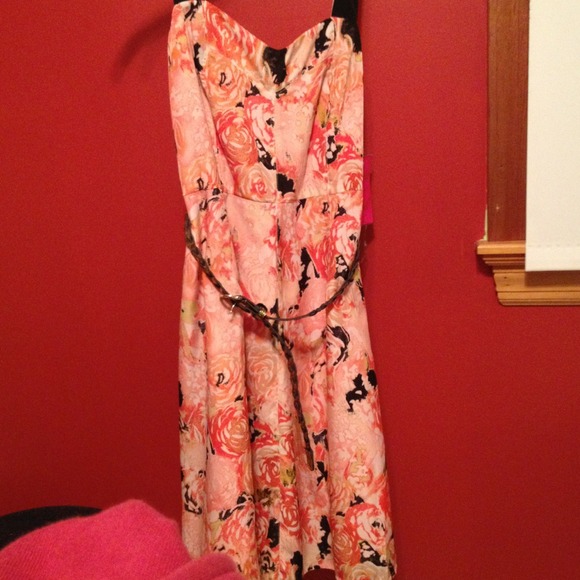 Beautiful brand new dress with tags! Size 7.