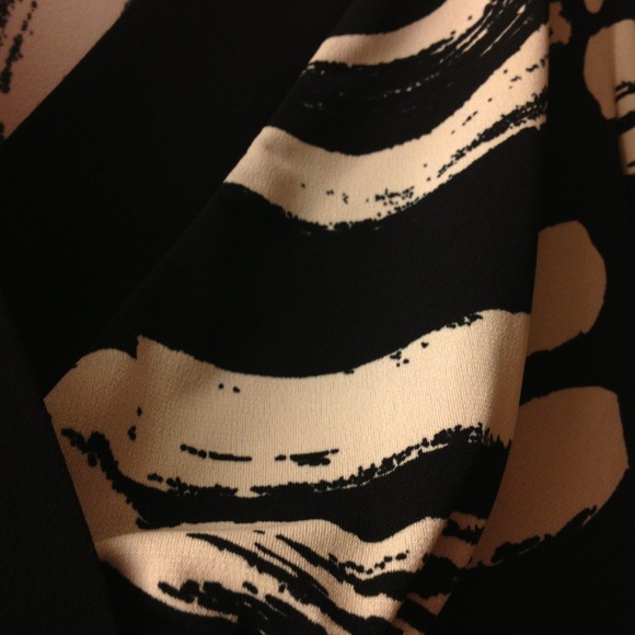 Adorable flows kimono 3/4 sleeve pattern dress! - Picture 2 of 4