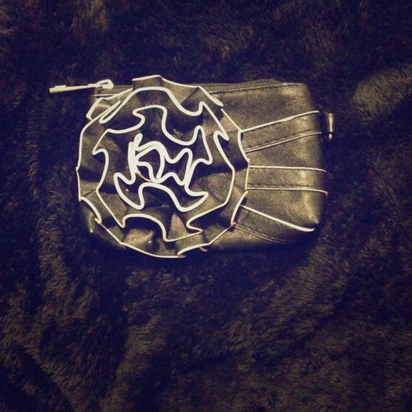 Flower wristlet - Picture 1 of 1