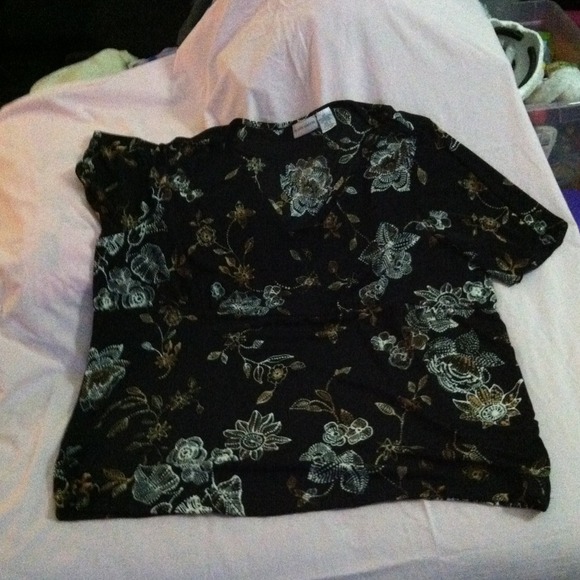 Short sleeve flower top