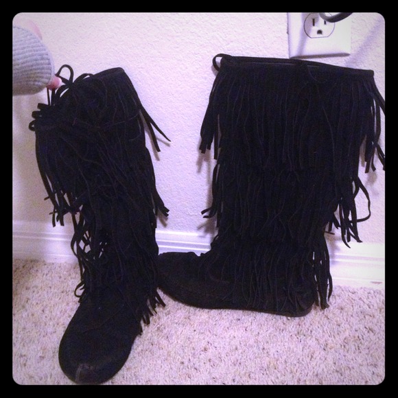 Black fringe boots