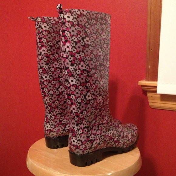 Cute rain boots, size 8.